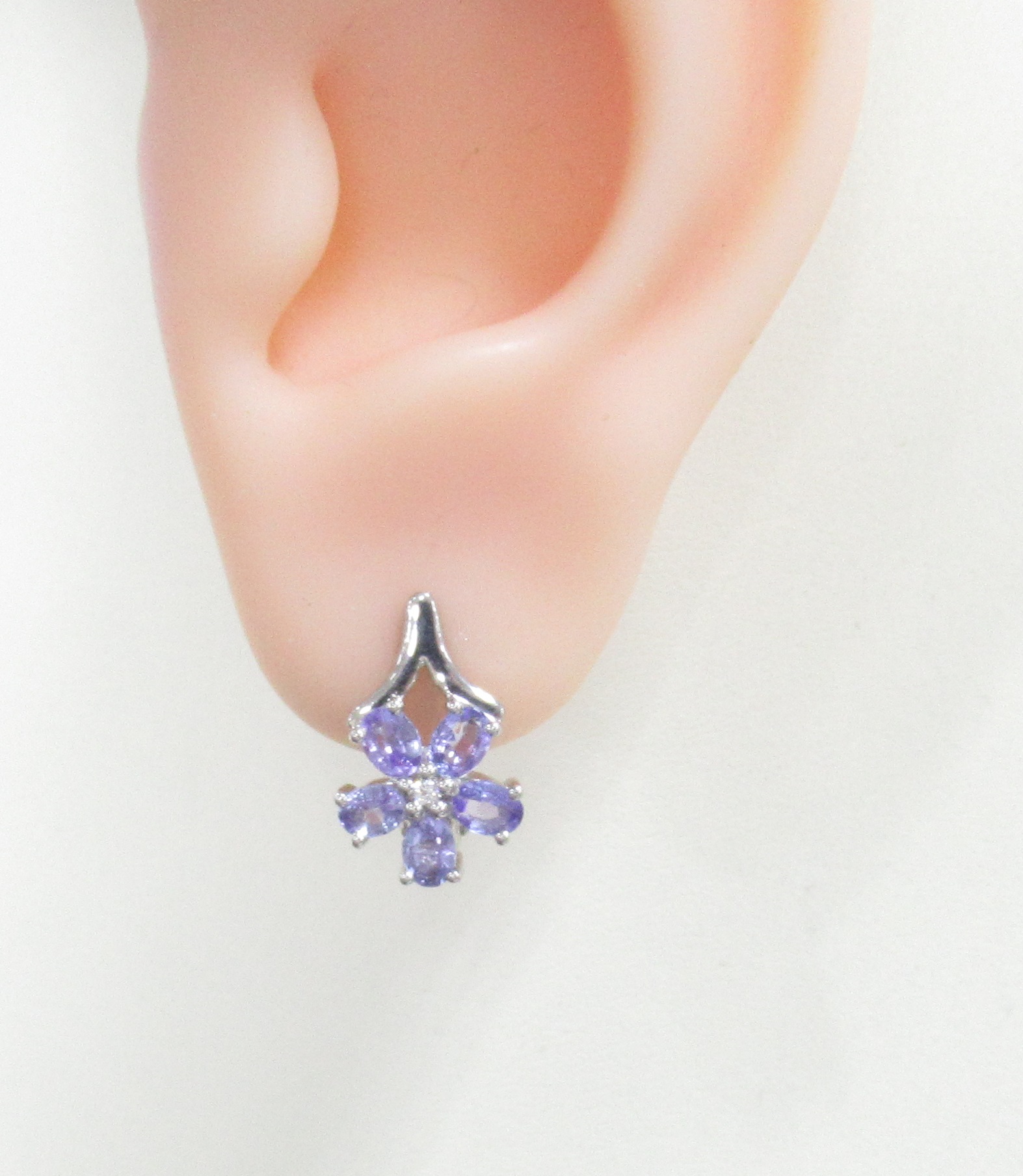 Серебряные серьги 925 пробы; вставки 10 Танзанит 1,5 ct; 2 Циркон бесцв.;